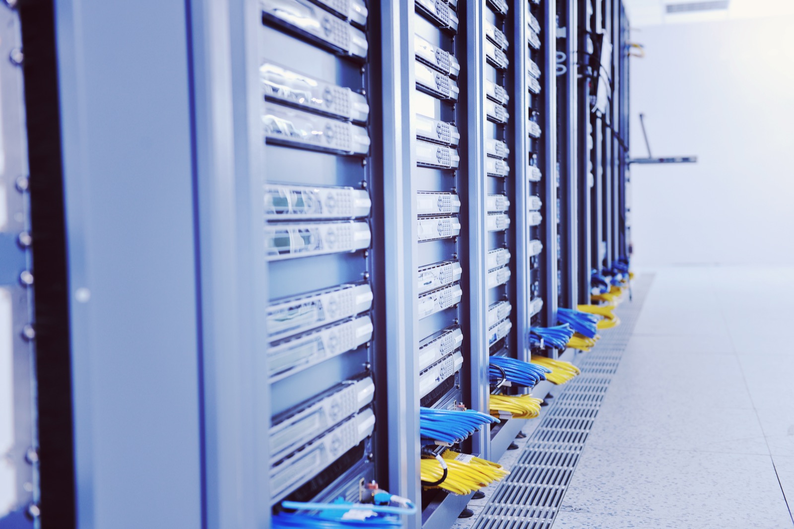 Serverraum mit Netzwerktechnik